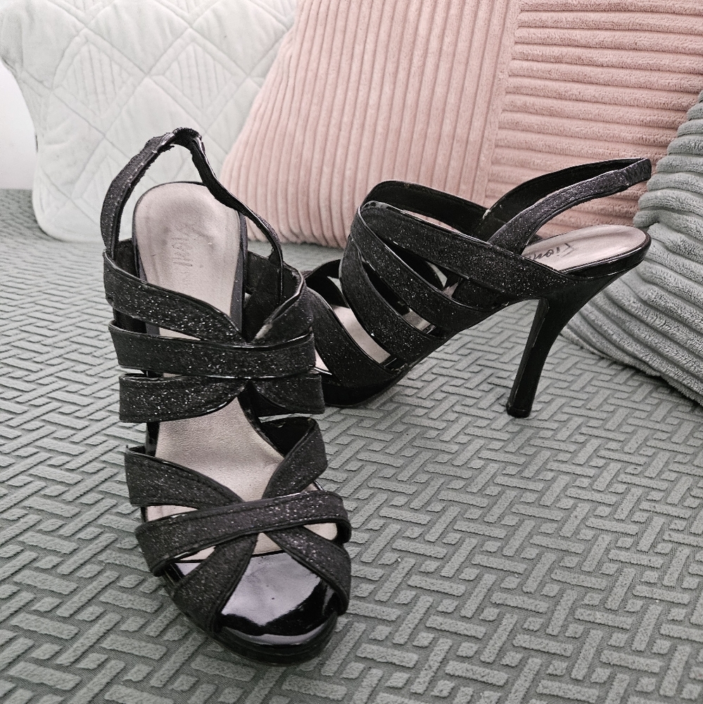 Fioni night Black shimmery dress sandals, very pretty. Sz 8 Excellent condition